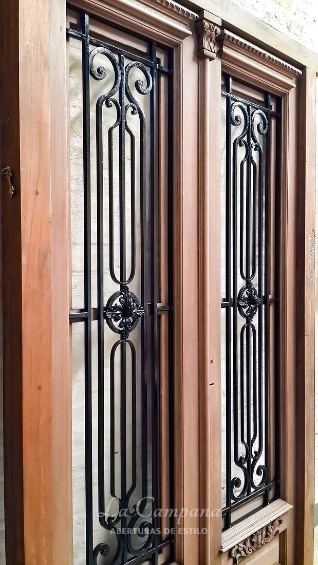 Puerta doble con reja y tallado